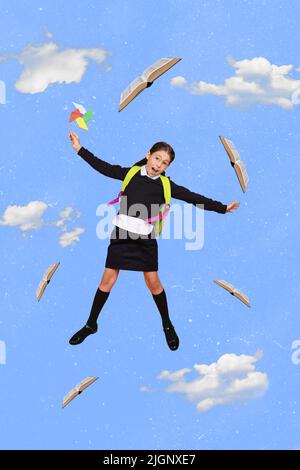 Immagine di collage verticale della ragazza entusiasta sorpresa del libro di volo del mulino a vento spinner isolato sul disegno delle nuvole cielo sfondo Foto Stock