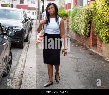 Londra ,Regno Unito -12/07/2022. Il deputato Kemi Badenoch lascia oggi la sua casa a Londra, la signora Badenoch ha annunciato di correre per il leader del Tory Pa Foto Stock