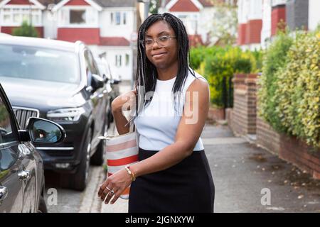 Londra ,Regno Unito -12/07/2022. Il deputato Kemi Badenoch lascia oggi la sua casa a Londra, la signora Badenoch ha annunciato di correre per il leader del Tory Pa Foto Stock