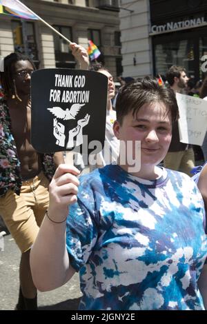 L'annuale Parata Gay Pride ritorna a marzo lungo 5th Avenue e finisce su Christopher Street nel Greenwich Village dopo una pausa di 3 anni a causa della pandemia di Covid-19. Foto Stock