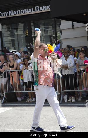 L'annuale Parata Gay Pride ritorna a marzo lungo 5th Avenue e finisce su Christopher Street nel Greenwich Village dopo una pausa di 3 anni a causa della pandemia di Covid-19. Foto Stock