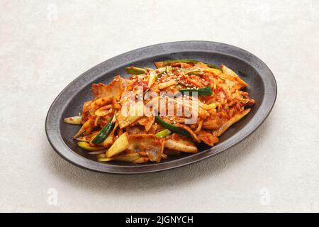 Pancia di maiale e kimchi mescolano frittura, cibo coreano Foto Stock