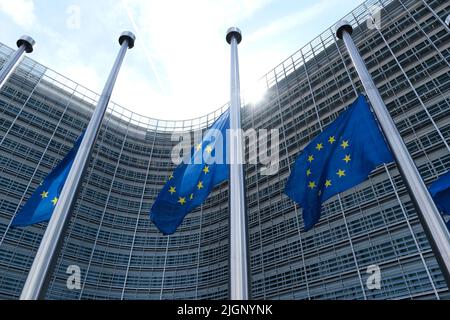 Bruxelles, Belgio. 12th luglio 2022. Le bandiere europee sono volate a metà palo per il funerale di Shinzo ABE, ex primo ministro giapponese di fronte alla sede centrale dell'Unione europea a Bruxelles (Belgio) il 12 luglio 2022. Credit: ALEXANDROS MICHAILIDIS/Alamy Live News Foto Stock