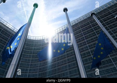 Bruxelles, Belgio. 12th luglio 2022. Le bandiere europee sono volate a metà palo per il funerale di Shinzo ABE, ex primo ministro giapponese di fronte alla sede centrale dell'Unione europea a Bruxelles (Belgio) il 12 luglio 2022. Credit: ALEXANDROS MICHAILIDIS/Alamy Live News Foto Stock