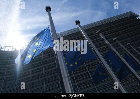 Bruxelles, Belgio. 12th luglio 2022. Le bandiere europee sono volate a metà palo per il funerale di Shinzo ABE, ex primo ministro giapponese di fronte alla sede centrale dell'Unione europea a Bruxelles (Belgio) il 12 luglio 2022. Credit: ALEXANDROS MICHAILIDIS/Alamy Live News Foto Stock