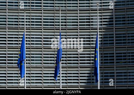 Bruxelles, Belgio. 12th luglio 2022. Le bandiere europee sono volate a metà palo per il funerale di Shinzo ABE, ex primo ministro giapponese di fronte alla sede centrale dell'Unione europea a Bruxelles (Belgio) il 12 luglio 2022. Credit: ALEXANDROS MICHAILIDIS/Alamy Live News Foto Stock