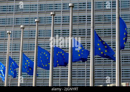 Bruxelles, Belgio. 12th luglio 2022. Le bandiere europee sono volate a metà palo per il funerale di Shinzo ABE, ex primo ministro giapponese di fronte alla sede centrale dell'Unione europea a Bruxelles (Belgio) il 12 luglio 2022. Credit: ALEXANDROS MICHAILIDIS/Alamy Live News Foto Stock