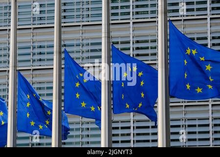 Bruxelles, Belgio. 12th luglio 2022. Le bandiere europee sono volate a metà palo per il funerale di Shinzo ABE, ex primo ministro giapponese di fronte alla sede centrale dell'Unione europea a Bruxelles (Belgio) il 12 luglio 2022. Credit: ALEXANDROS MICHAILIDIS/Alamy Live News Foto Stock