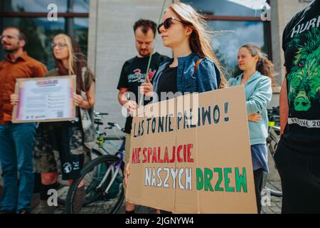 Wroclaw, Wroclaw, Polonia. 12th luglio 2022. Il 12 luglio 2022, alla vigilia di un importante voto in seno al Parlamento europeo, lo sciopero dei giovani sul clima è stato preso in esame presso l'Ufficio d'informazione del Parlamento europeo di Breslavia, chiedere un cambiamento nella legge - smettere di riconoscere la biomassa del legno come energia rinnovabile e smettere di riconoscere la biomassa del legno come energia rinnovabile e smettere di sovvenzionare questa fonte di energia. (Credit Image: © Krzysztof Zatycki/ZUMA Press Wire) Foto Stock