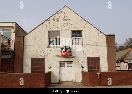 SIDMOUTH, DEVON, INGHILTERRA - APRILE 1st 2021: La sala di perforazione all'estremità orientale dell'Esplanade. Un edificio che si sta deteriorando da molti anni. Foto Stock