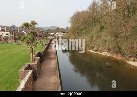 Il fiume Sid a Sidmouth preso dal nuovo Alma Bridge guardando verso l'interno dal mare Foto Stock