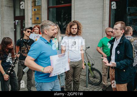 Wroclaw, Wroclaw, Polonia. 12th luglio 2022. Il 12 luglio 2022, alla vigilia di un importante voto in seno al Parlamento europeo, lo sciopero dei giovani sul clima è stato preso in esame presso l'Ufficio d'informazione del Parlamento europeo di Breslavia, chiedere un cambiamento nella legge - smettere di riconoscere la biomassa del legno come energia rinnovabile e smettere di riconoscere la biomassa del legno come energia rinnovabile e smettere di sovvenzionare questa fonte di energia. (Credit Image: © Krzysztof Zatycki/ZUMA Press Wire) Foto Stock