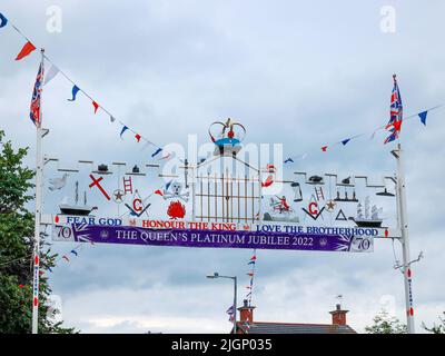 Magheralin, Contea di Armagh, Irlanda del Nord.12 Luglio 2022. Il dodicesimo luglio è segnato dalle sfilate di Orange Order nell'Irlanda del Nord. Si trova presso la Orange Hall di Magheralin, quindi si parte per una breve parata attraverso il villaggio prima di dirigersi verso uno dei 18 principali luoghi di sfilata in tutta l'Irlanda del Nord. Quest'anno è il primo dodicesimo anniversario della pandemia del Covid, iniziata nel 2020. Le parate nell'Irlanda del Nord segnano la vittoria di Guglielmo d'Orange su Giacomo nella battaglia del Boyne nel 1690. Credit: CAZIMB/Alamy Live News. Foto Stock