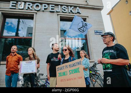 Wroclaw, Wroclaw, Polonia. 12th luglio 2022. Il 12 luglio 2022, alla vigilia di un importante voto in seno al Parlamento europeo, lo sciopero dei giovani sul clima è stato preso in esame presso l'Ufficio d'informazione del Parlamento europeo di Breslavia, chiedere un cambiamento nella legge - smettere di riconoscere la biomassa del legno come energia rinnovabile e smettere di riconoscere la biomassa del legno come energia rinnovabile e smettere di sovvenzionare questa fonte di energia. (Credit Image: © Krzysztof Zatycki/ZUMA Press Wire) Foto Stock