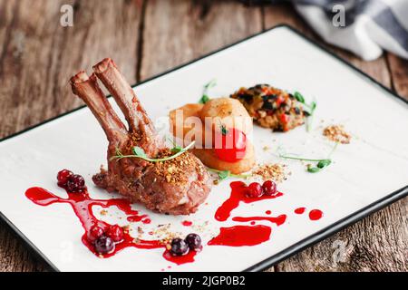 Costolette alla griglia con patate e insalata di verdure Foto Stock