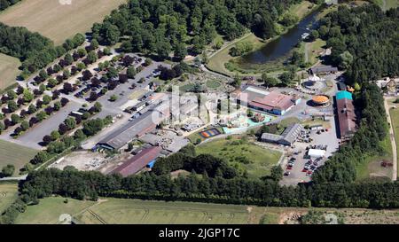Vista aerea del Lightwater Valley Family Adventure Park, un parco divertimenti vicino Ripon, North Yorkshire Foto Stock