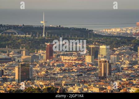 Alba nella città di Barcellona e la collina di Montjuic visto dal monte Tibidabo (Barcellona, Catalogna, Spagna) ESP: Amanecer en Barcelona Foto Stock