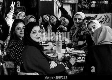 Un gruppo di giovani donne giordane godersi la colazione fuori Da Un caffè in Aqaba, governatorato di Aqaba, Giordania. Foto Stock