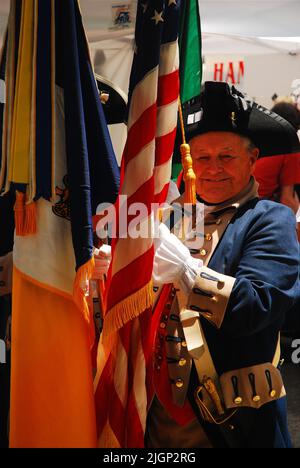 Un uomo adulto indossa una divisa dell'era della Rivoluzione durante la presentazione delle bandiere durante una dimostrazione del reggimento coloniale a Philadelphia Foto Stock