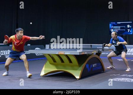 Budapest. 12th luglio 2022. Liu Dingshuo (L) della Cina serve durante la partita di qualificazione maschile del Round 2 contro Paul Drinkhall d'Inghilterra al World Table Tennis Star Contender European Summer Series 2022 a Budapest, Ungheria, il 12 luglio 2022. Credit: Attila Volgyi/Xinhua/Alamy Live News Foto Stock