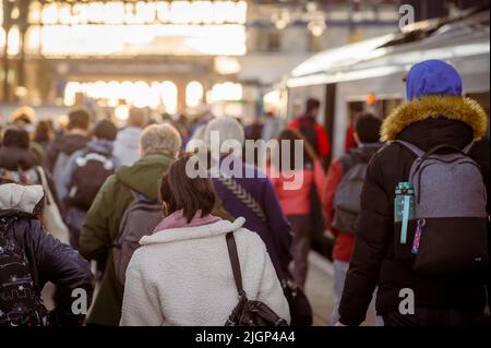 Piattaforma affollata alla stazione ferroviaria di Brighton durante l'ora di punta mattutina, Brighton, Inghilterra. Foto Stock