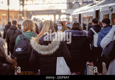 Piattaforma affollata alla stazione ferroviaria di Brighton durante l'ora di punta mattutina, Brighton, Inghilterra. Foto Stock