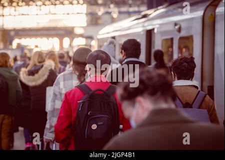 Piattaforma affollata alla stazione ferroviaria di Brighton durante l'ora di punta mattutina, Brighton, Inghilterra. Foto Stock