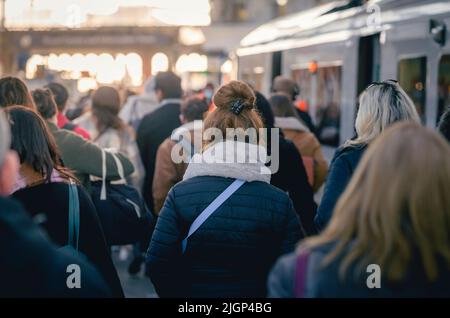 Piattaforma affollata alla stazione ferroviaria di Brighton durante l'ora di punta mattutina, Brighton, Inghilterra. Foto Stock