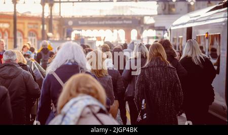 Piattaforma affollata alla stazione ferroviaria di Brighton durante l'ora di punta mattutina, Brighton, Inghilterra. Foto Stock