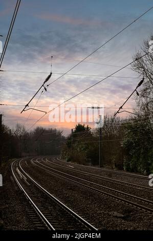 Catenaria e pista sulla West Coast Main Line in un freddo giorno di gennaio in Inghilterra. Foto Stock
