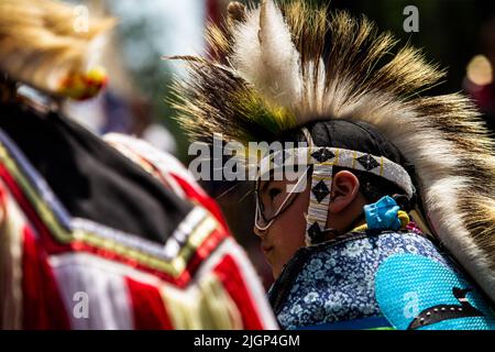 Bambini in attesa del loro turno in arena durante il festival. Foto Stock