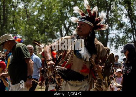 I ballerini tradizionali Pow-Wow aprono l'arena agli spettatori durante il festival. Foto Stock