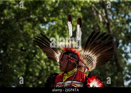 Un partecipante di Pow-WOW che fa una danza tradizionale nell'arena durante il festival. Foto Stock