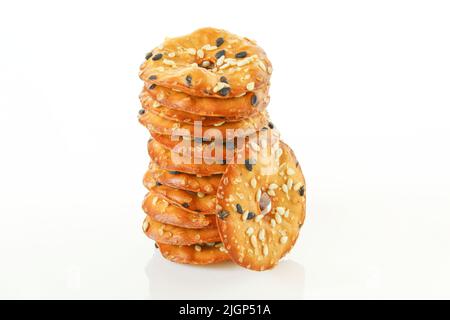 Pila di chip di cracker sottili con semi isolati su sfondo bianco Foto Stock