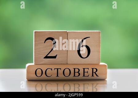 Ottobre 26 calendario data testo su blocchi di legno con spazio di copia per le idee. Copiare il concetto di spazio e calendario Foto Stock