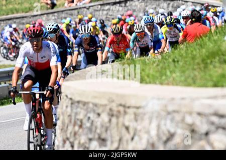 Megeve, Francia. 12th luglio 2022. Il pacchetto di piloti raffigurato in azione durante la tappa dieci della gara ciclistica Tour de France, una gara del 148km da Morzine les Portes du Soleil a Megeve, Francia, martedì 12 luglio 2022. Il Tour de France di quest'anno si svolge dal 01 al 24 luglio 2022. BELGA FOTO DAVID STOCKMAN - UK OUT Credit: Belga News Agency/Alamy Live News Foto Stock