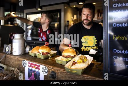 2022-07-12 14:12:36 AMSTERDAM - Un panino Junkyardog, acquistato in un chiosco sul Museumplein. Da quando un post dal top model Chrissy Teigen sui social media, i sandwich di salsiccia sono improvvisamente diventato famoso in tutto il mondo. ANP RAMON VAN FLYMEN olanda OUT - belgio OUT Foto Stock