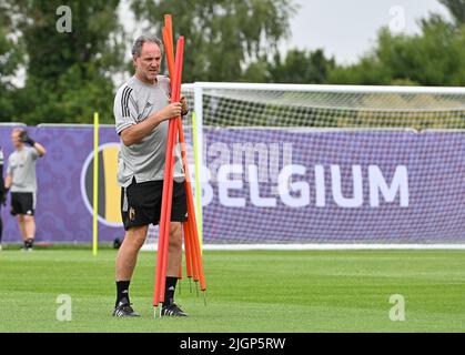 Il coach belga Kris Vanderhaegen ha illustrato nel corso di una sessione di allenamento della squadra nazionale belga di calcio femminile The Red Flames, martedì 12 luglio 2022 a Wigan, Inghilterra, in vista della seconda partita di gruppo nel gruppo D del torneo femminile Euro 2022. Il Campionato europeo di calcio femminile UEFA 2022 si svolgerà dal 6 al 31 luglio. BELGA FOTO DAVID CATRY Foto Stock