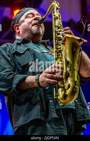 10 luglio 2022, Roma, Italia: Concerto dell'iconico chitarrista Mike Stern e la leggenda della batteria Dennis Chambers alla Casa del Jazz di Roma per il Roma Summer Fest. Altri membri della band: Bob Franceschini, sax tenore, e Chris Minh Dochy al basso. (Credit Image: © Claudio Enea/Pacific Press via ZUMA Press Wire) Foto Stock