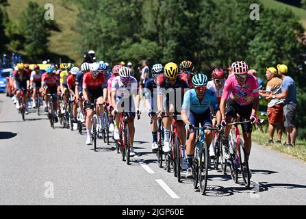 Megeve, Francia. 12th luglio 2022. Il pacchetto di piloti raffigurato in azione durante la tappa dieci della gara ciclistica Tour de France, una gara del 148km da Morzine les Portes du Soleil a Megeve, Francia, martedì 12 luglio 2022. Il Tour de France di quest'anno si svolge dal 01 al 24 luglio 2022. BELGA FOTO DAVID STOCKMAN - UK OUT Credit: Belga News Agency/Alamy Live News Foto Stock