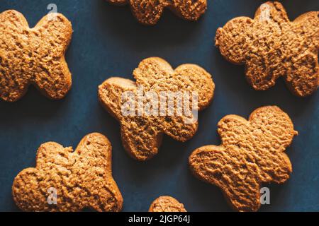 Vista dall'alto di deliziosi uomini di pan di zenzero di farinata d'avena. Dolci fatti in casa a forma di piccoli uomini. Dolci. Foto Stock