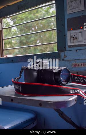 Telecamera posta vicino alla finestra del treno . Concetto di fotografia di viaggio Foto Stock