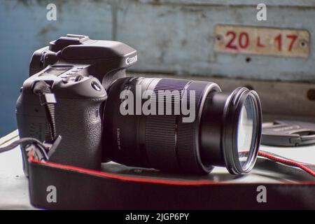 Telecamera posta vicino alla finestra del treno . Concetto di fotografia di viaggio Foto Stock