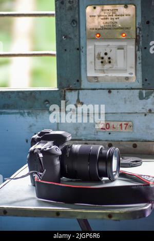 Telecamera posta vicino alla finestra del treno . Concetto di fotografia di viaggio Foto Stock