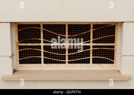 Vecchia finestra arrugginita sul lato di un edificio Foto Stock