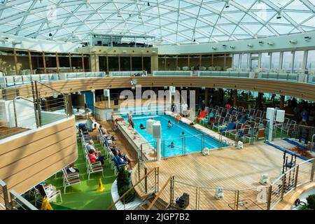 I passeggeri possono godersi la piscina e sedersi per rilassarsi sotto lo Skydome a bordo della nave da crociera P&o MS Iona MS Iona Foto Stock