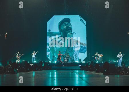 Giugno / Luglio 2022 - la pop band italiana PINGUINI ATTICI NUCLEARI suona dal vivo al Mandela Forum (Firenze) e al Mediolanum Forum (Milano) Foto Stock