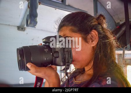 Donne indiane scattano foto durante il viaggio in treno. Donne turistiche e concetto di fotografia di viaggio Foto Stock