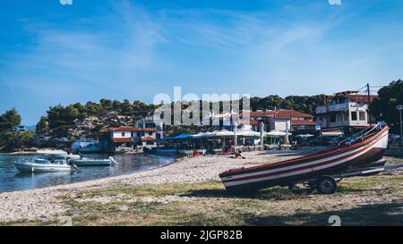 Vista della baia della città resort sulla costa. Ormos Panagias sulla penisola di Sithonia a Calcidice, Macedonia centrale, Grecia Foto Stock