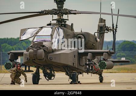 L'ultimo elicottero di attacco AH-64E dell'Army Air Corps è preparato per il volo da parte dell'equipaggio di terra all'Army Aviation Center di Middle Wallop, Stockbridge in Hampshire. Data foto: Martedì 12 luglio 2022. Foto Stock